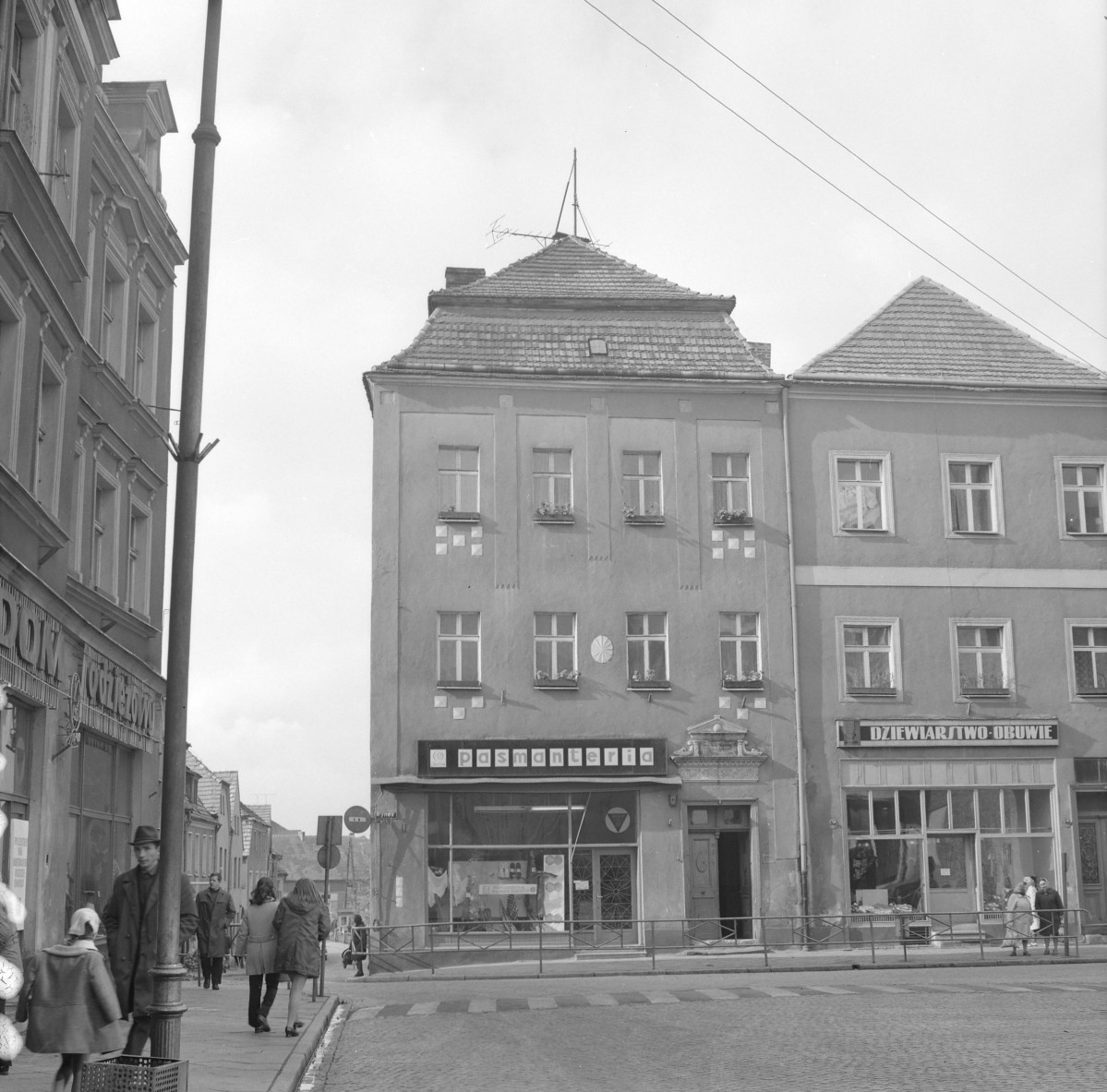 Pierzeja - kamienica narożna. Elewacja frontowa., skan 1