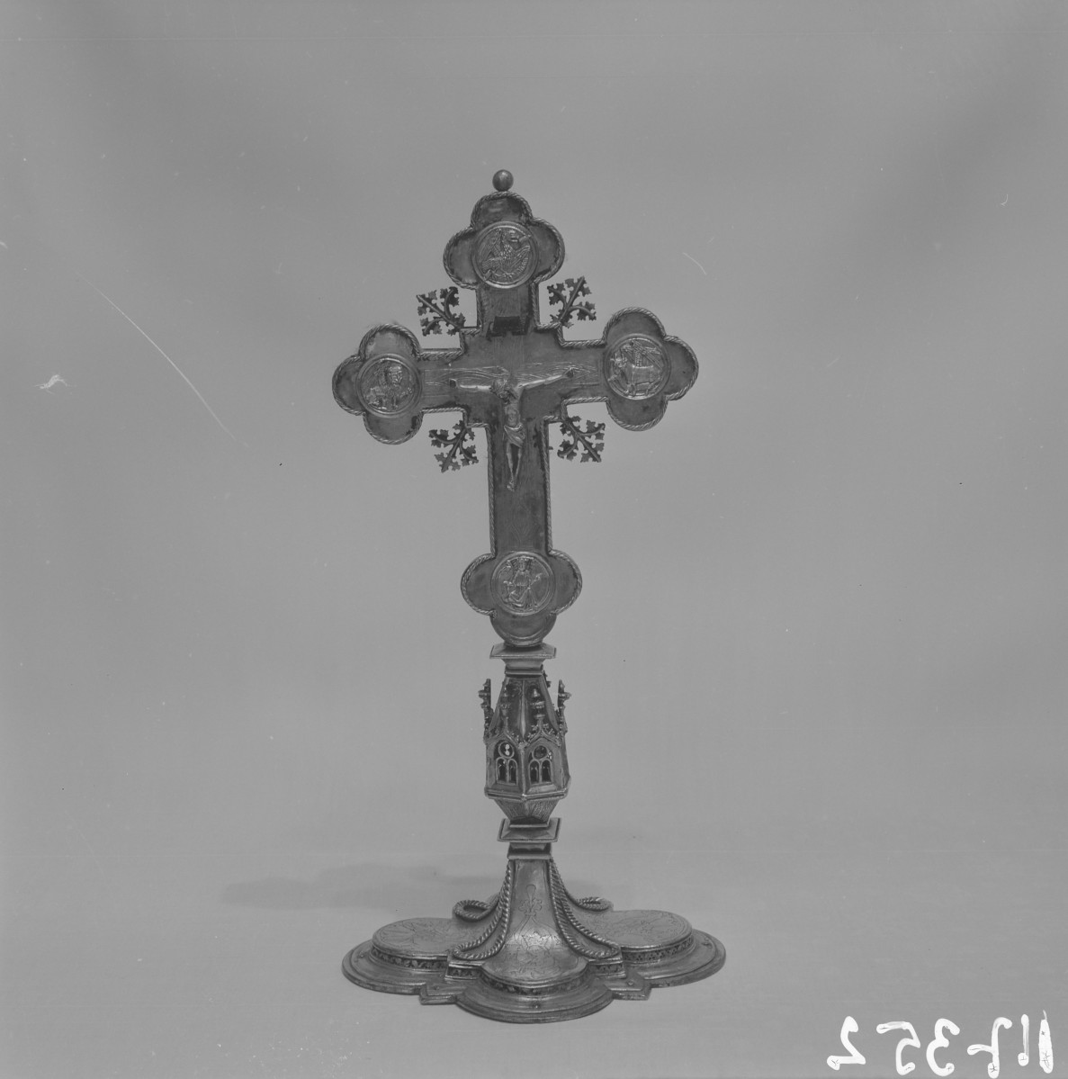 kościół pw. św. Jakuba Apostoła i św. Agnieszki, Dziewicy i Męczennicy - zbiory - pacyfikał z 1489 roku /awers/, skan 1