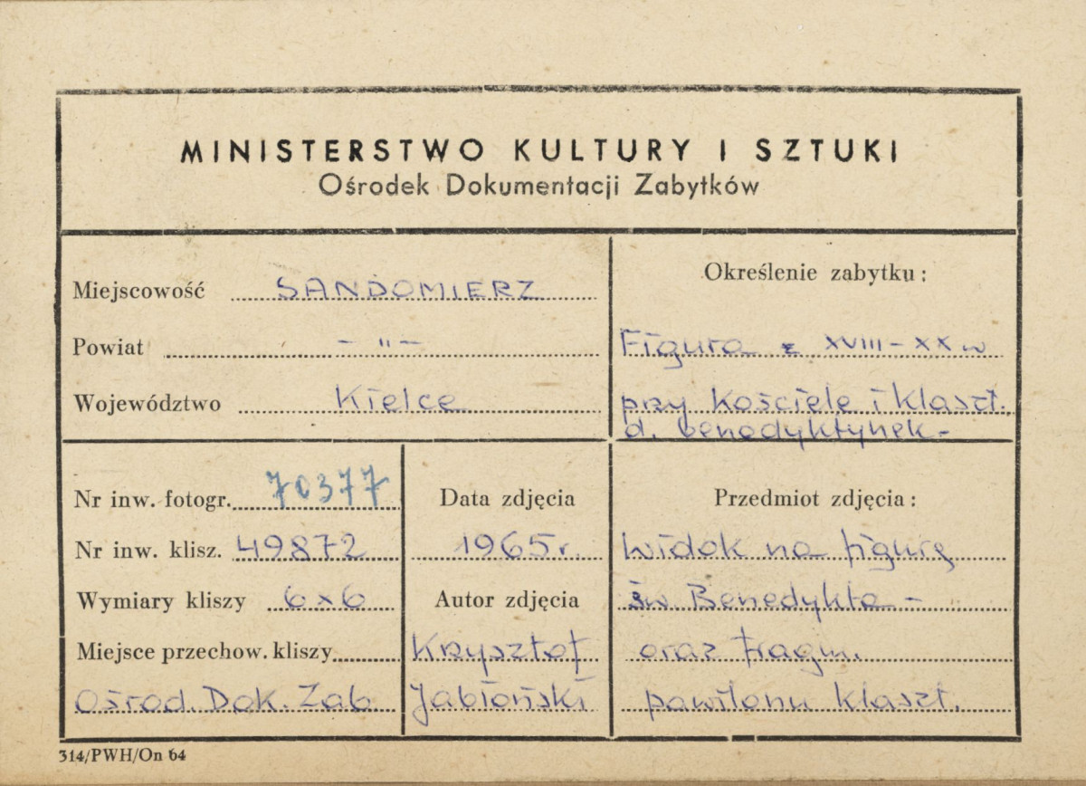 Zespół klasztorny ss. Benedyktynek -  widok na figurę św. Benedykta przed  budynkiem furty klasztornej - metryczka, skan 1