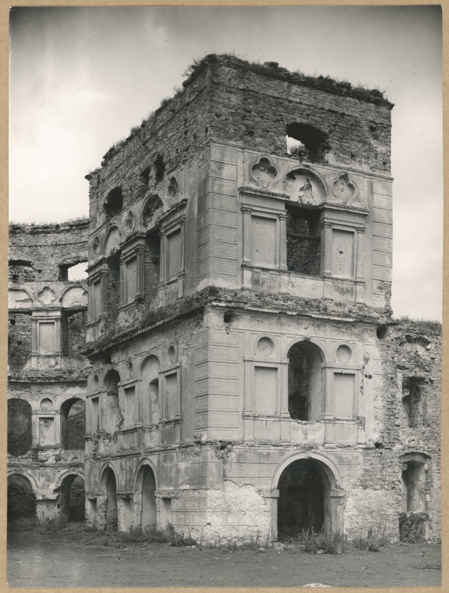 Ruiny zamku  Krzyżtopór  -  widok od strony dziedzińca na prawe skrzydło korpusu głównego, skan 1