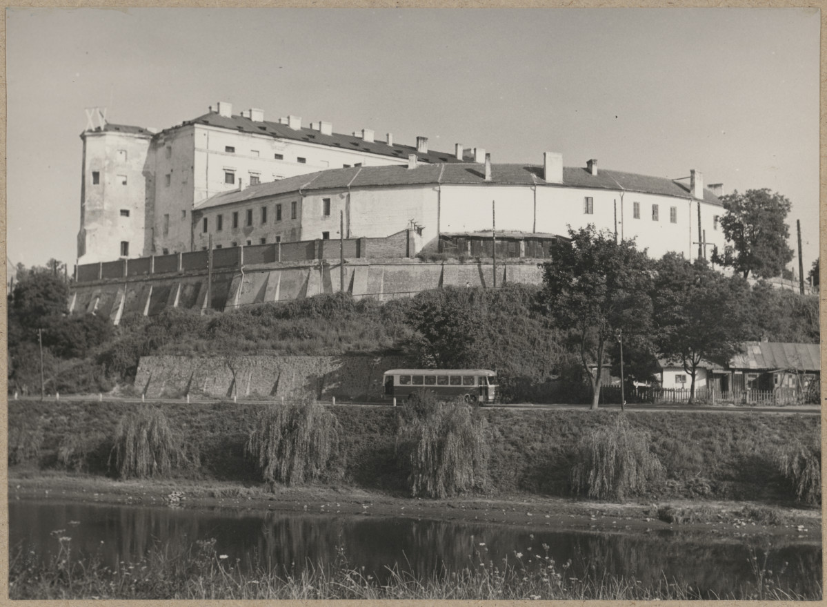 Zamek - widok ogólny od strony płd. - wsch. wraz z budynkiem tzw. rogalem, skan 1