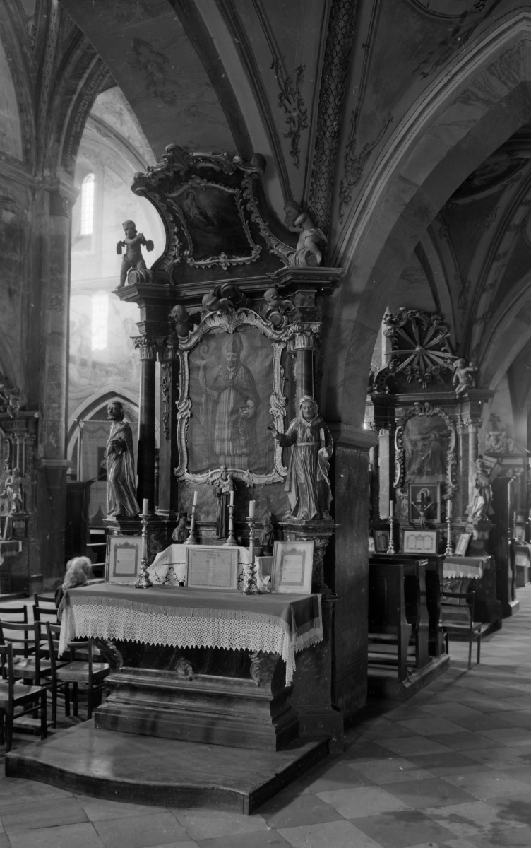 klasztor Cystersów, kościół Św. Floriana - wnętrze, nawa południowa w stronę wschodnią, ołtarze na filarze od nawy głównej, skan 1
