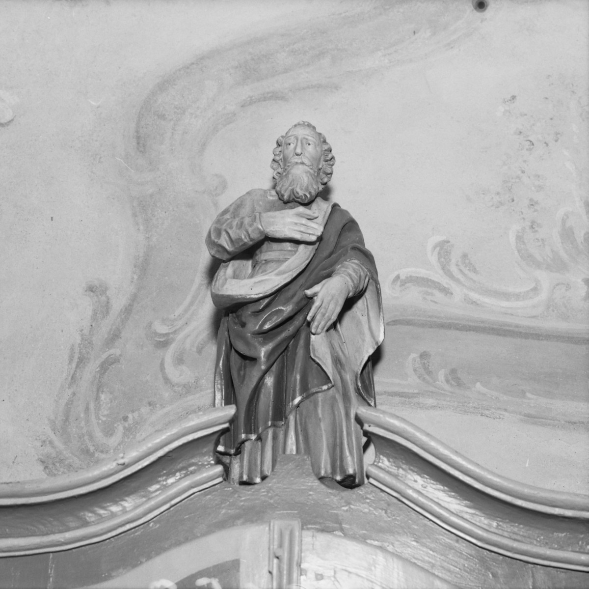 klasztor ss. Mniszek Benedyktynek - kościół pw. Najświętszej Maryi Panny i św. Wojciecha - wnętrze - zakrystia - rzeźba św. Piotra na komodzie, skan 1