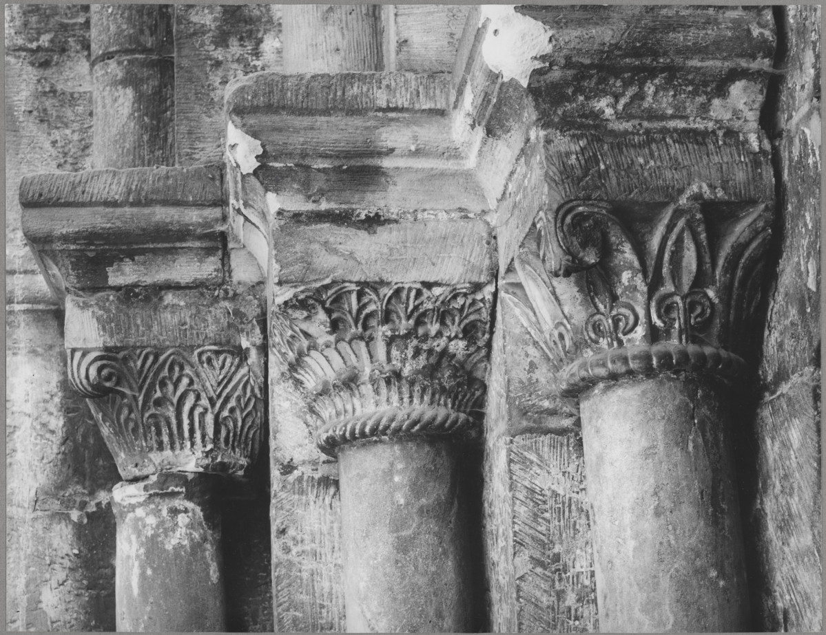 Zespół opactwa cystersów - portal główny kościoła, widok na głowice kolumienek po lewej stronie , skan 1