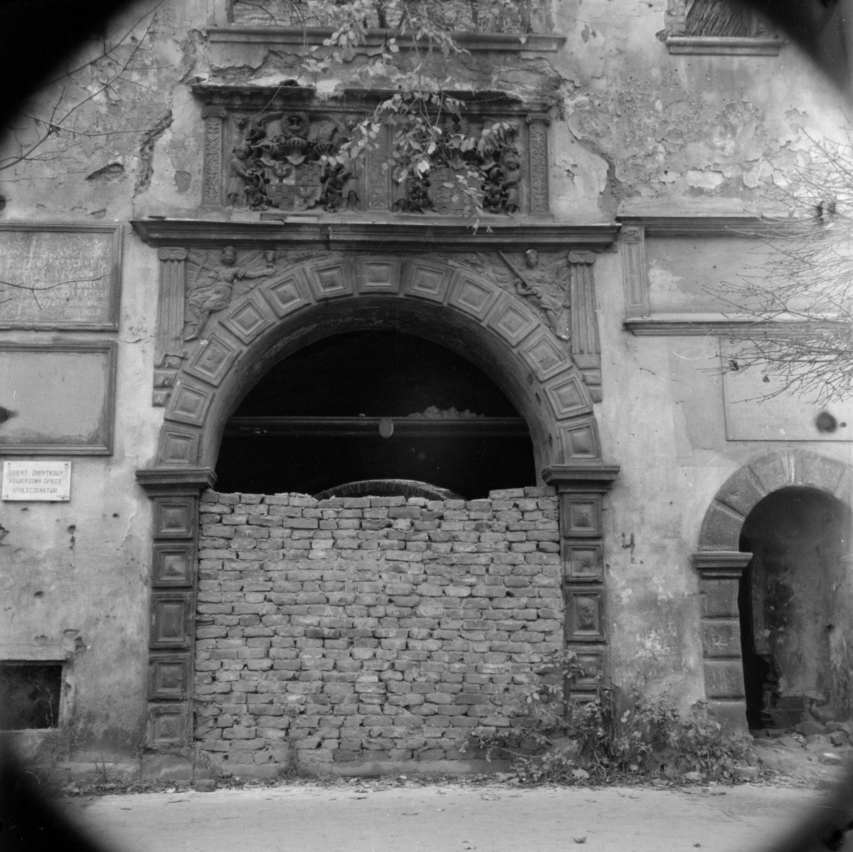 gimnazjum piastowskie - elewacja, portal, skan 1