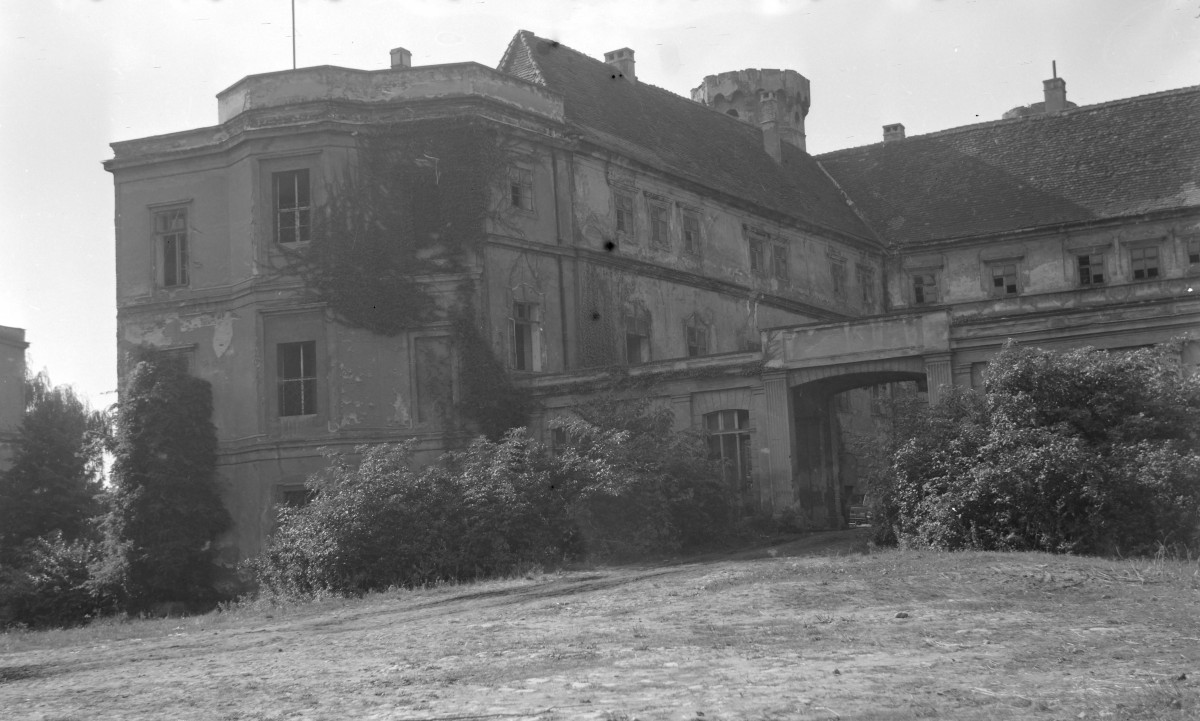 Zamek Oppersdorffów - dziedziniec skrzydło południowe, skan 1