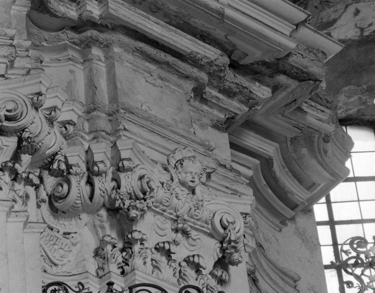 klasztor Benedyktynek - kościół pw. Wniebowzięcia Najświętszej Maryi Panny - wnętrze - transept - dekoracje głowic i gzymsowania, skan 1