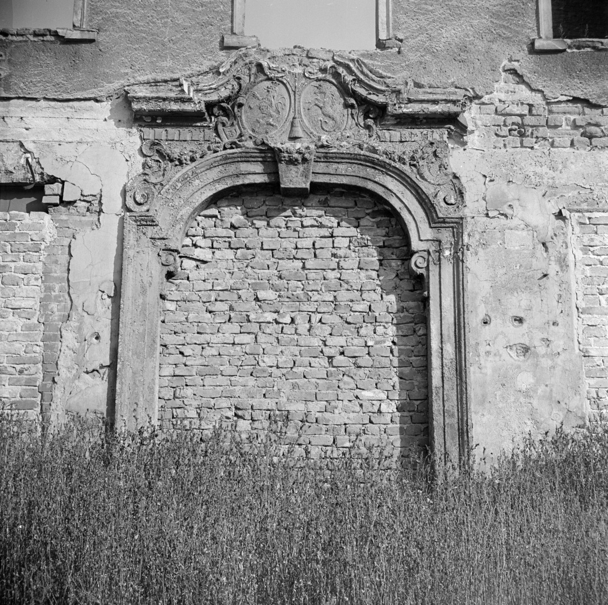 kamienica - zamurowany portal, skan 1