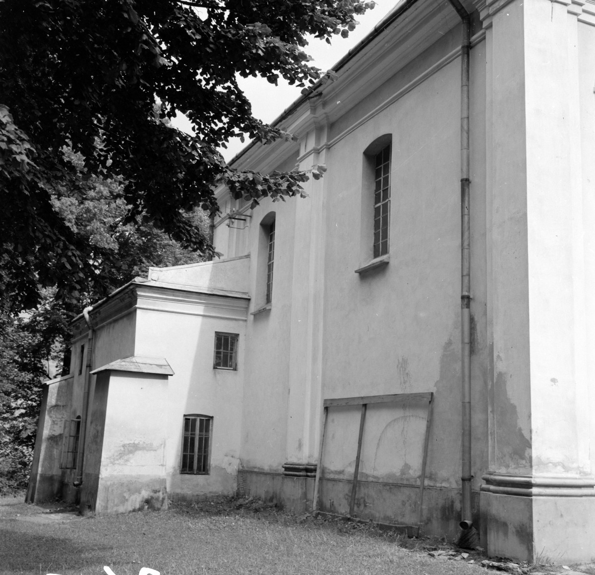 sanktuarium Matki Bożej Królowej - elewacja boczna, skan 1