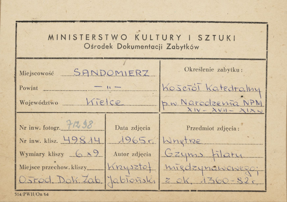  Katedra - wnętrze, widok na głowicę służki i gzyms filaru międzynawowego - metryczka, skan 1