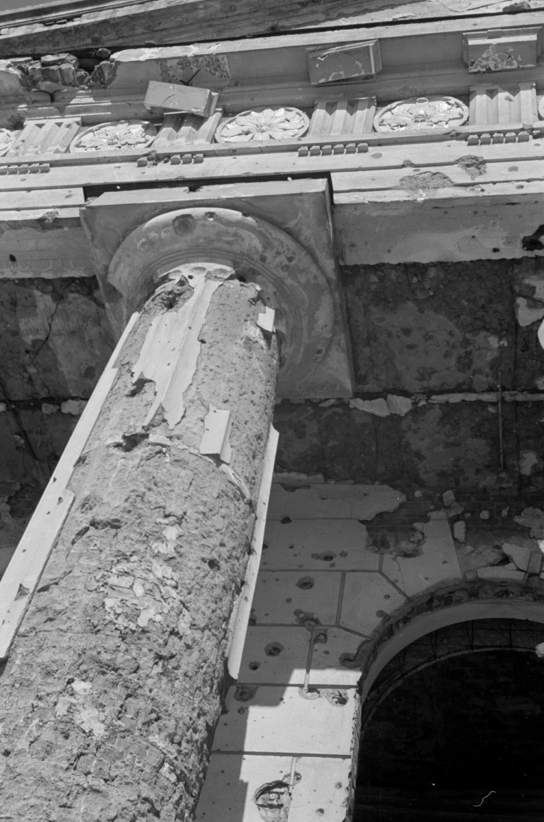 teatr - fragment belkowania portyku, skan 1