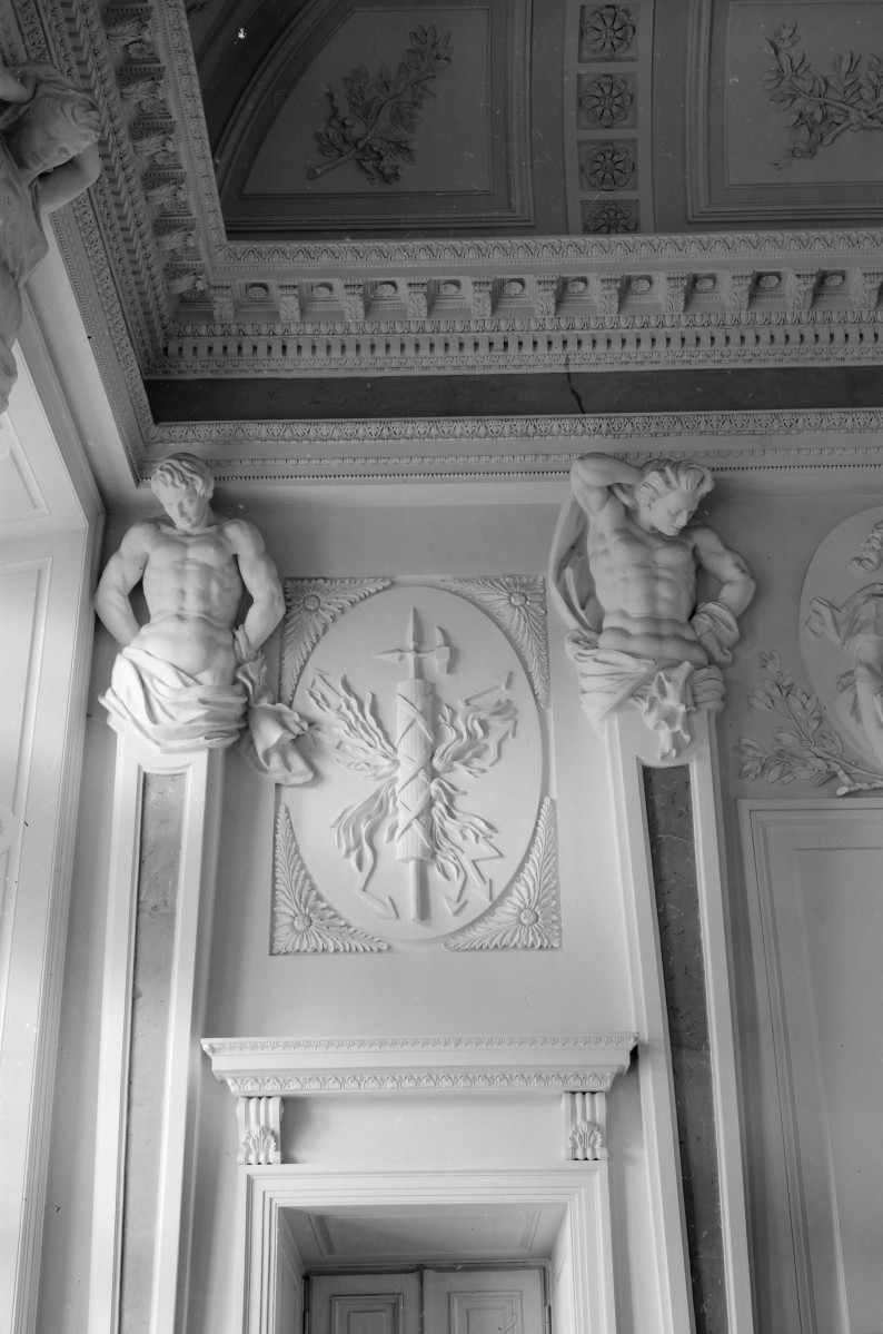 pałac Krasińskich - wnętrze, Sala Kariatyd, płaskorzeźba, skan 1