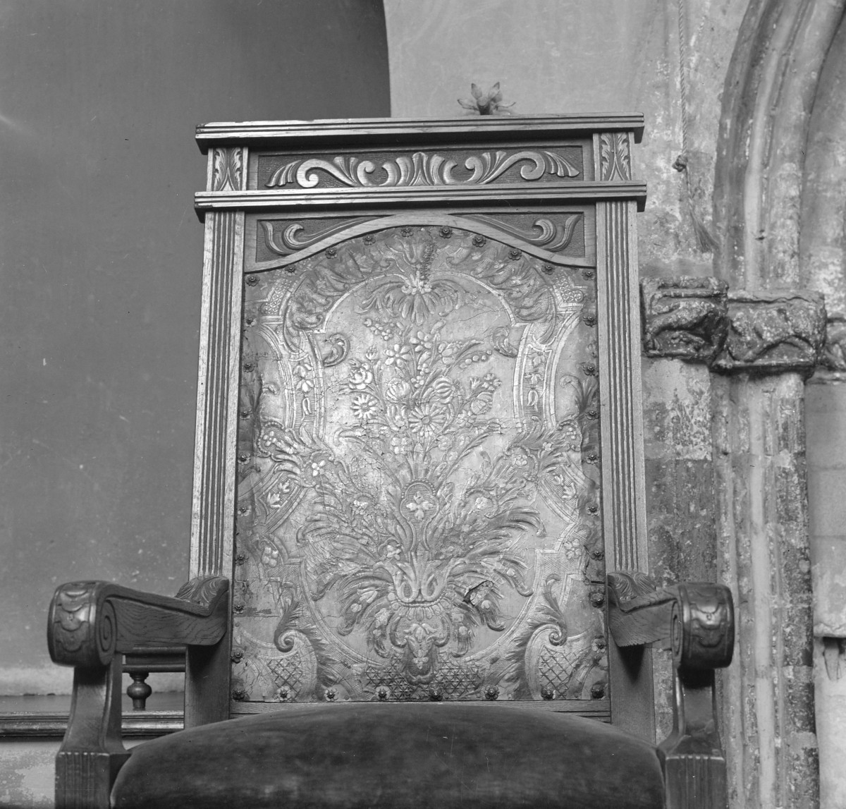 kościół pw. Wniebowzięcia Najświętszej Maryi Panny - zbiory - fotel z 1730 r. - obicie kurdybanowe, skan 1