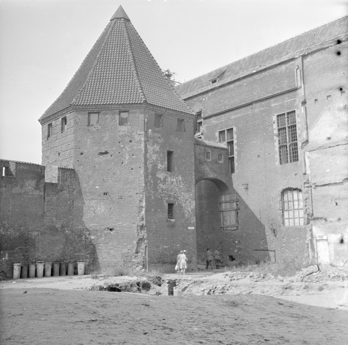 Baszta Słomiana - widok fragment muru wysokiego, skan 1