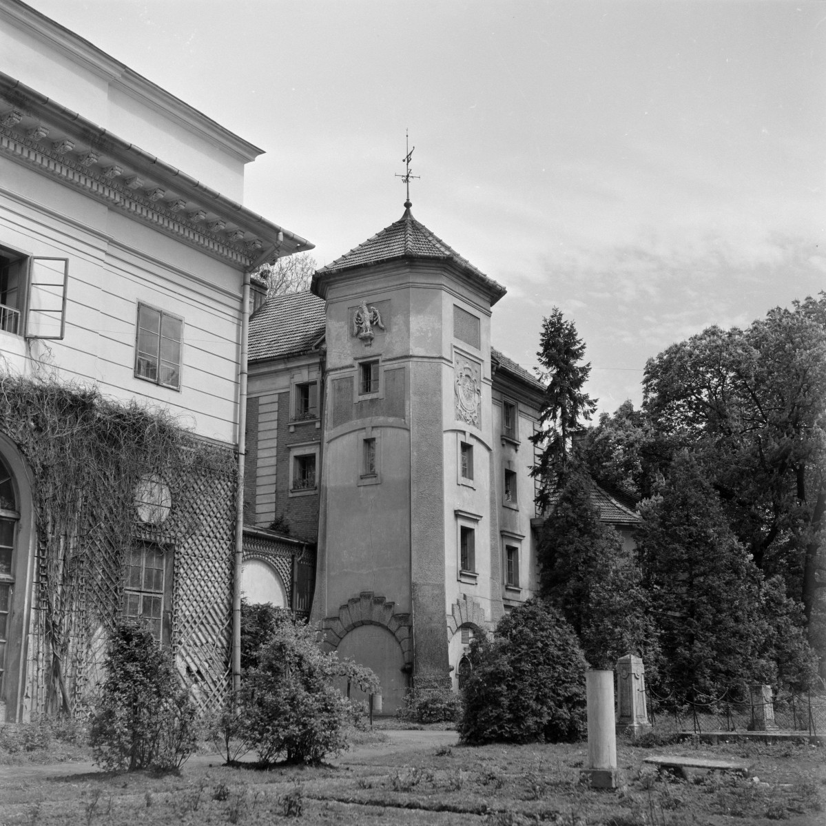 pałac - elewacja i fragment oranżerii, skan 1