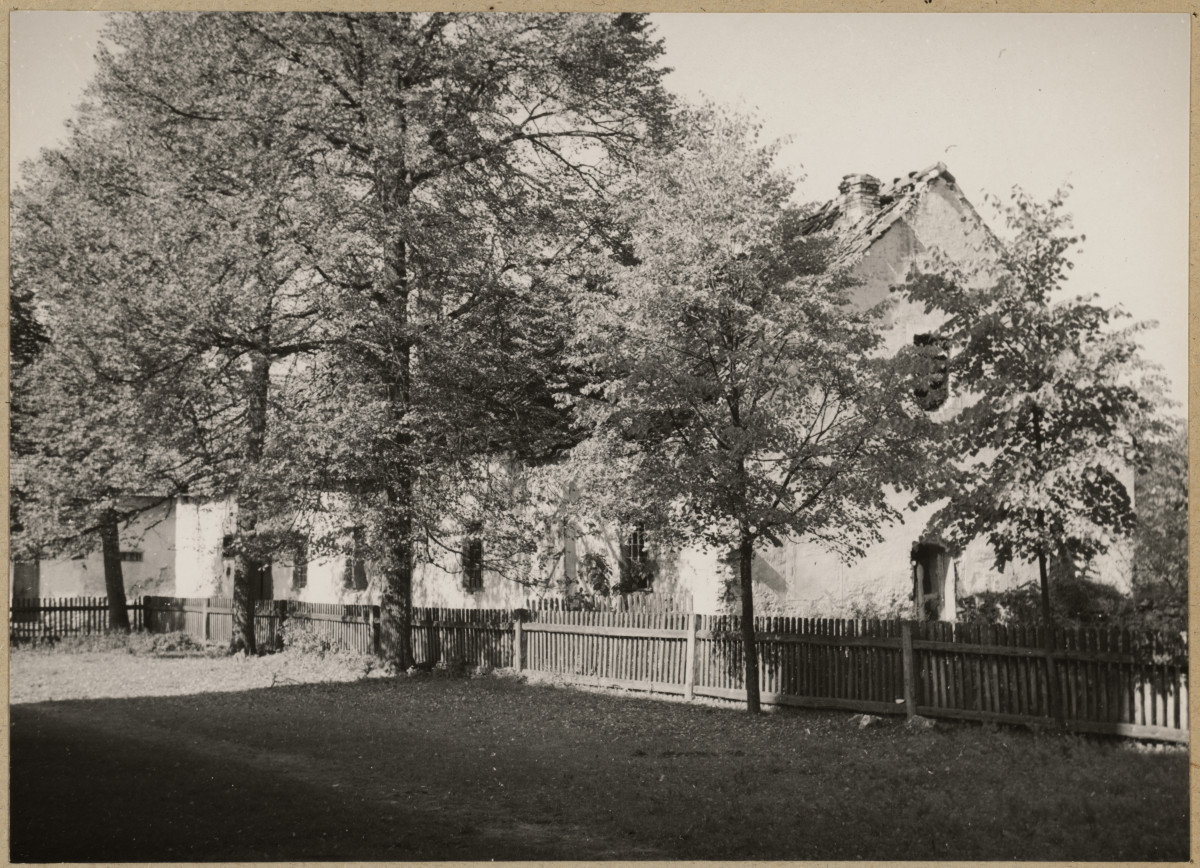 Zespół klasztorny, fragment zabudowy, skan 1