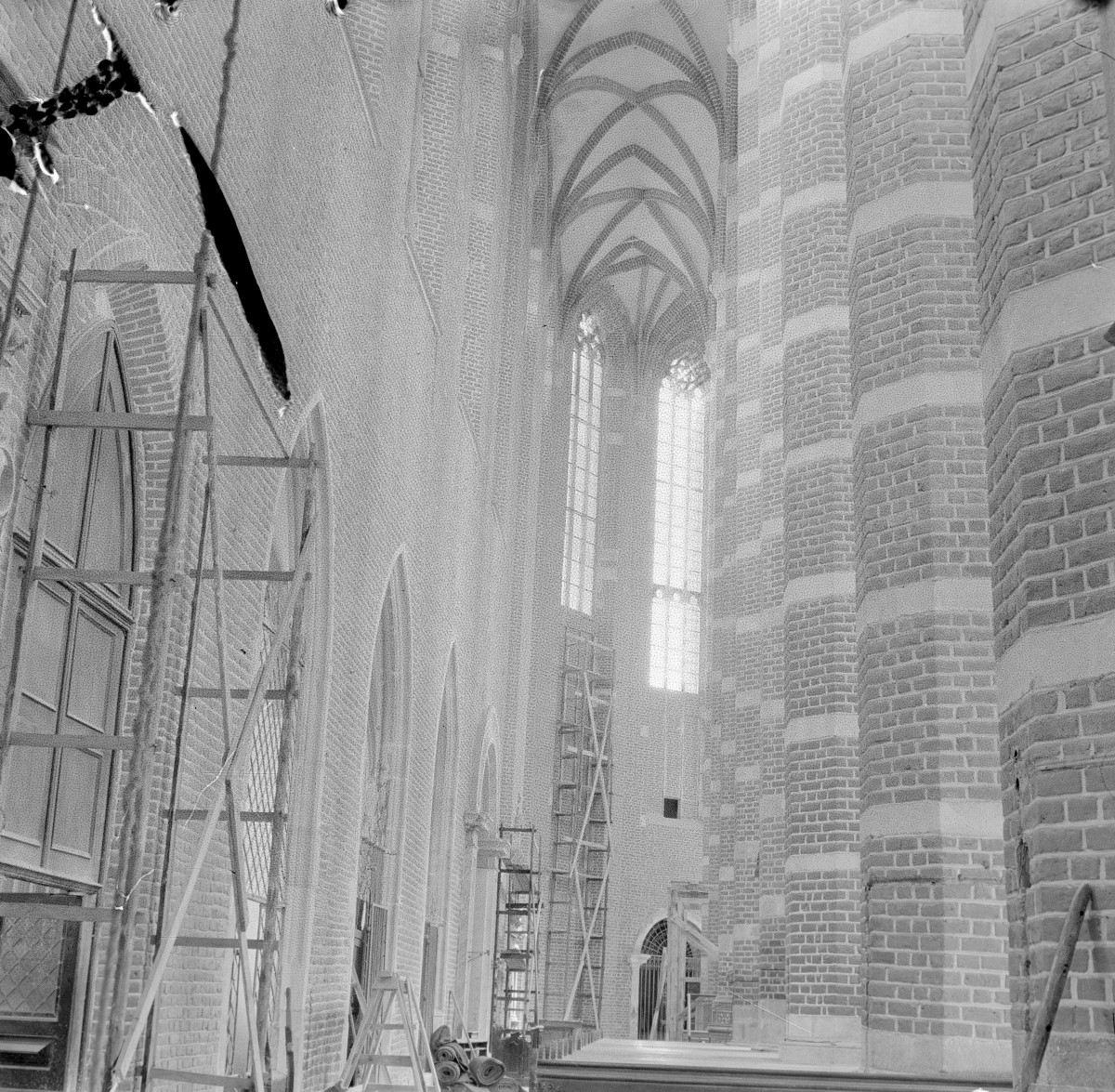 kościół pw. św. Jakuba Apostoła i św. Agnieszki, Dziewicy i Męczennicy - ruina - wnętrze - nawa boczna, skan 1