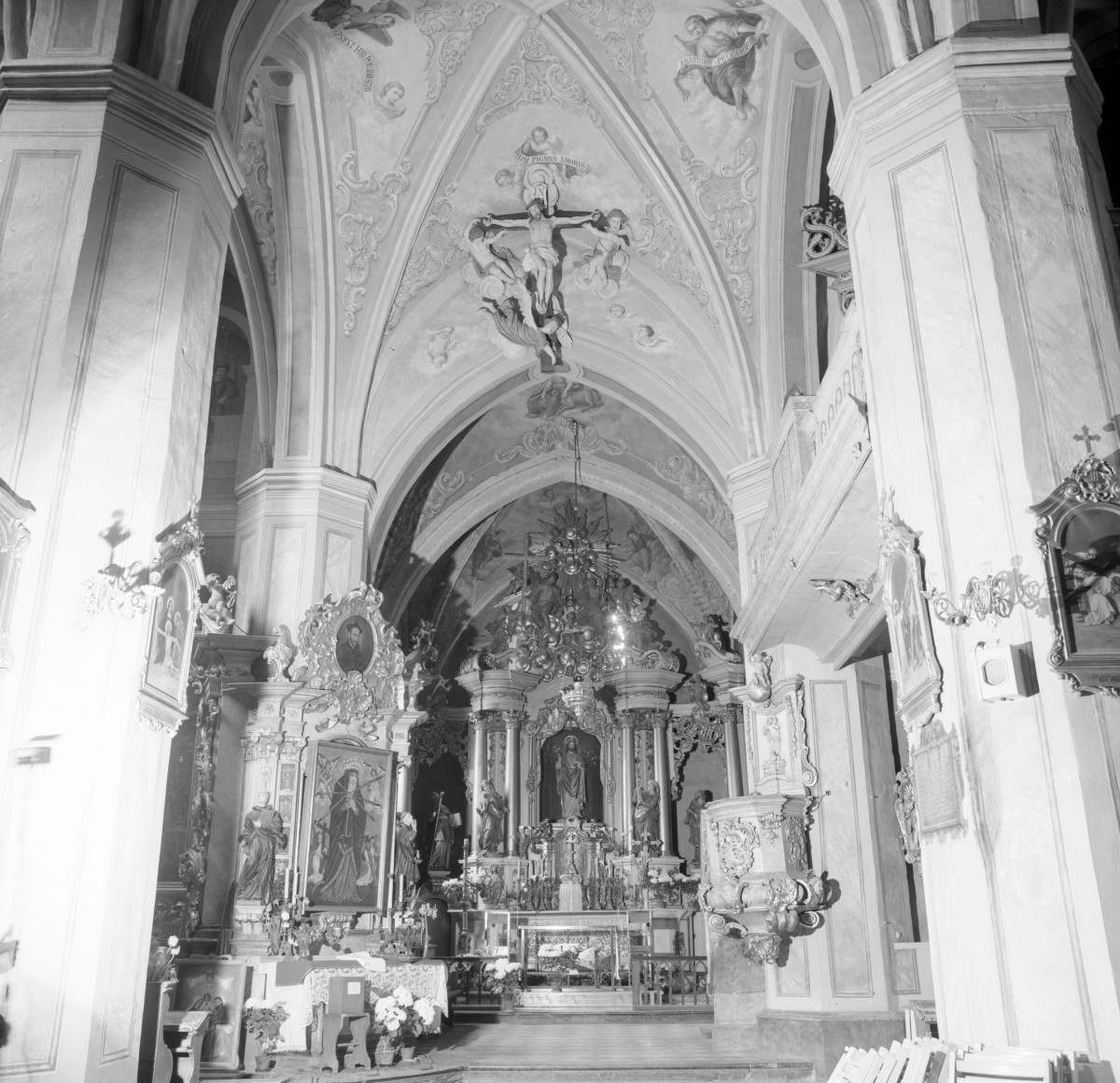 klasztor ss. Mniszek Benedyktynek - kościół pw. Najświętszej Maryi Panny i św. Wojciecha - wnętrze - nawa główna - prezbiterium - ołtarz główny, skan 1