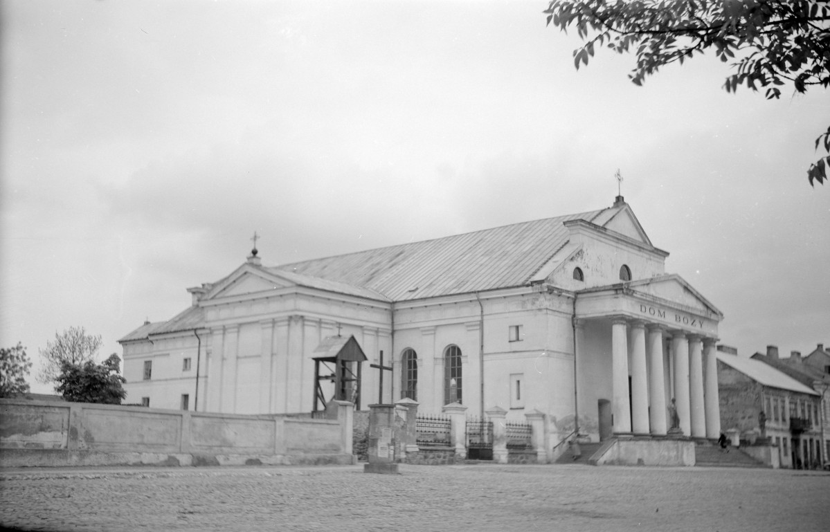 Konkatedra św. Aleksandra - widok ogólny bez wież kościelnych., skan 1