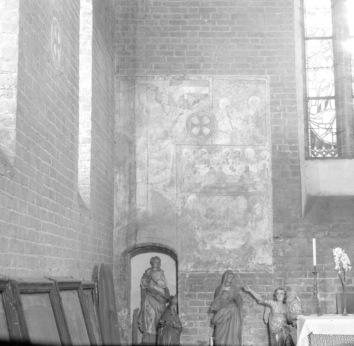 kościół pw. Ducha Świętego - wnętrze - prezbiterium - polichromia - fragment, skan 1