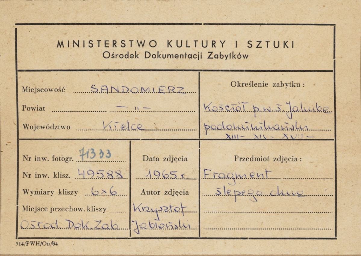  Zespół klasztorny Dominikanów - widok na zamurowane okno - metryczka, skan 1