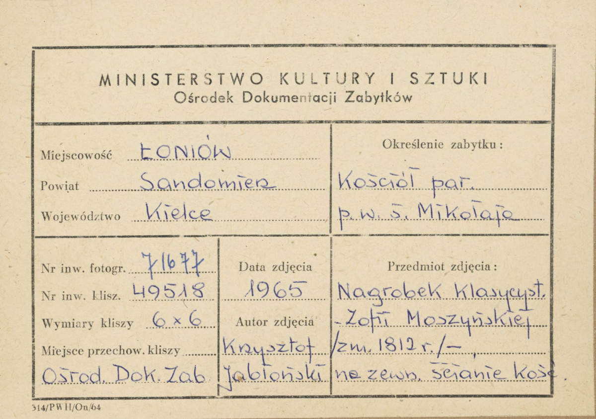 Kościół parafialny - nagrobek Zofii Moszyńskiej na zewnętrznej ścianie kościoła - metryczka


, skan 1