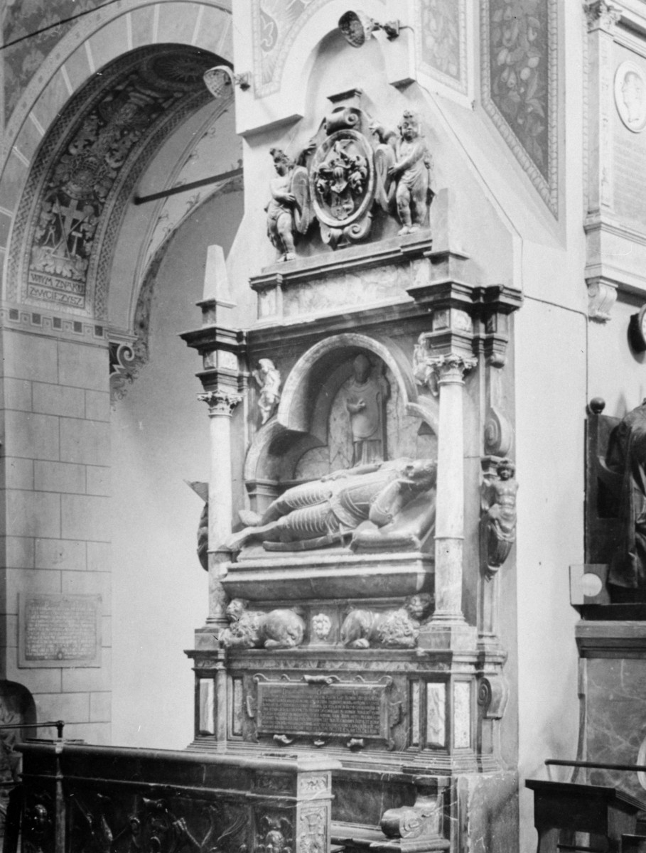 bazylika katedralna - transept, nagrobek wojewody płockiego Stanisława Krasińskiego, skan 1