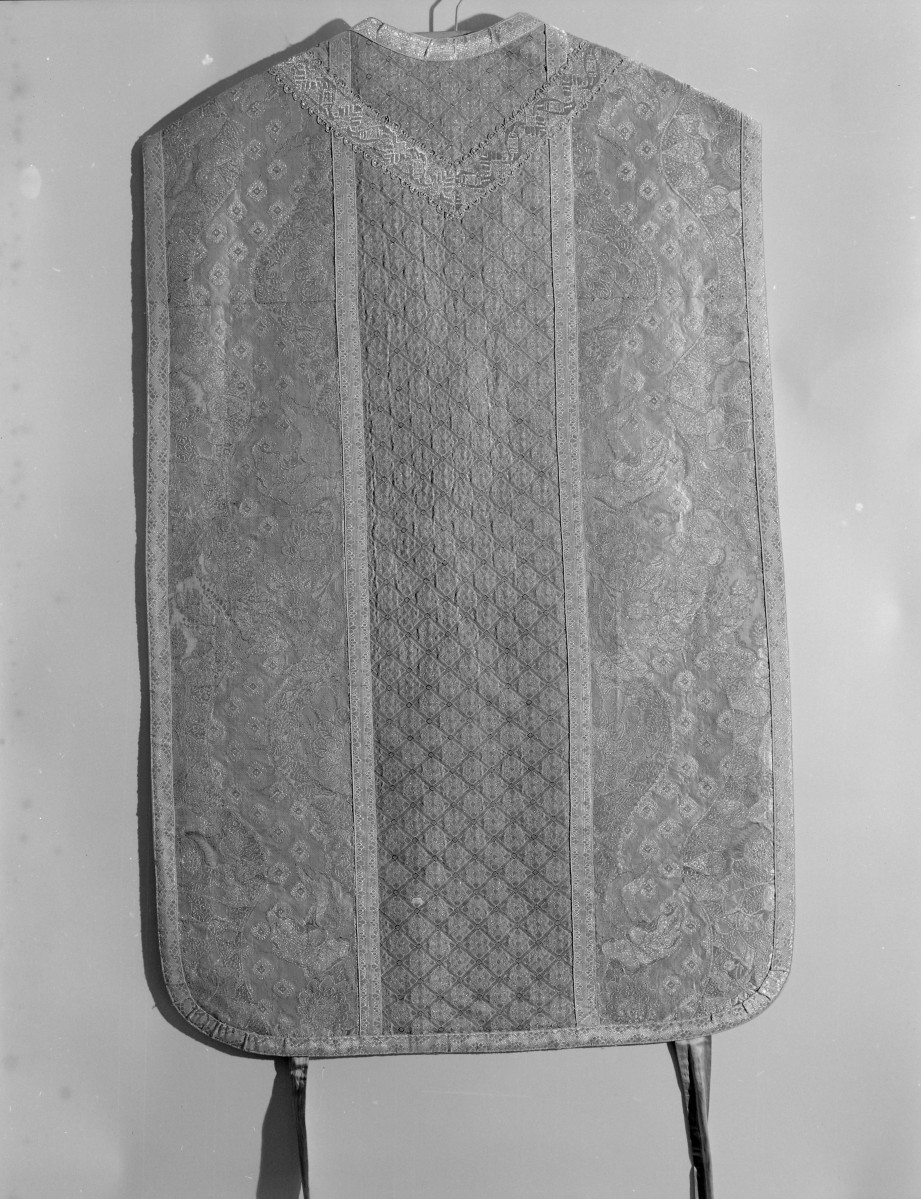 Kościół pw. Wniebowzięcia NMP i Świętego Józefa - ornat różowy, tkanina koloradki XX wiel, takanina boczna 1760-70, Francja, skan 1