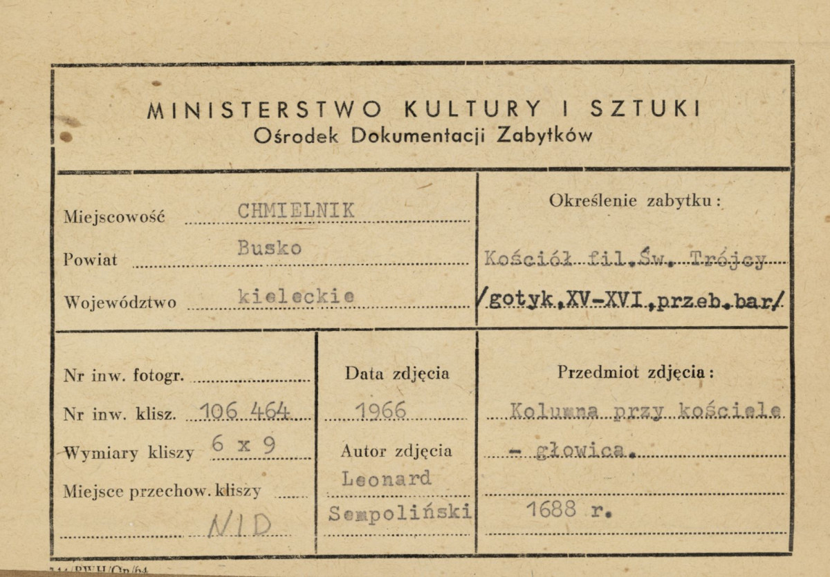 Kościół cmentarny p.w. Św. Trójcy - kolumna przy kościele, fragment z głowicą - metryczka, skan 1