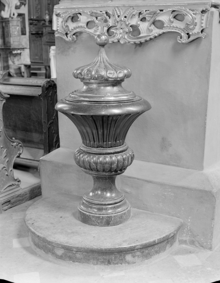 kościół katedralny pw. Narodzenia Najświętszej Marii Panny - wnętrze: chrzcielnica, skan 1