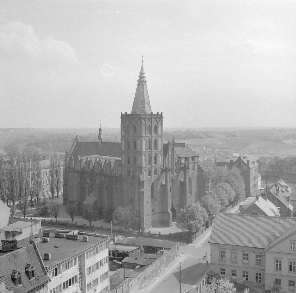 kościół pw. Wniebowzięcia Najświętszej Maryi Panny - widok z wieży kościoła pw. Jakuba Starszego, skan 1