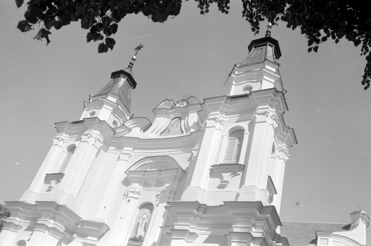 Kościół parafialny pw. NPNMP - elewacja frontowa część górna, skan 1