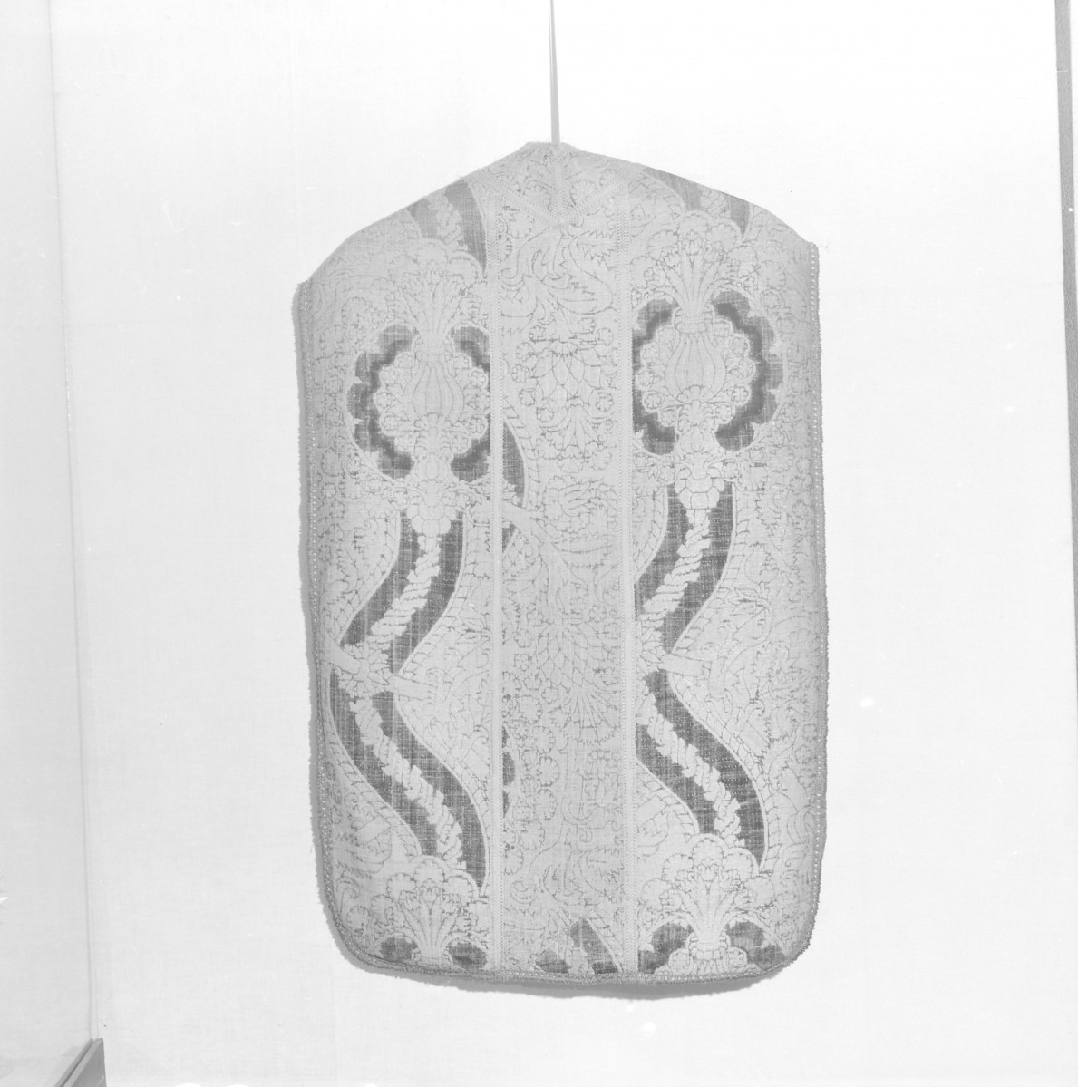 Skarbiec Diecezjalny - ornat z altembasu. Włochy ok. 1480 rok. Plecy, skan 1