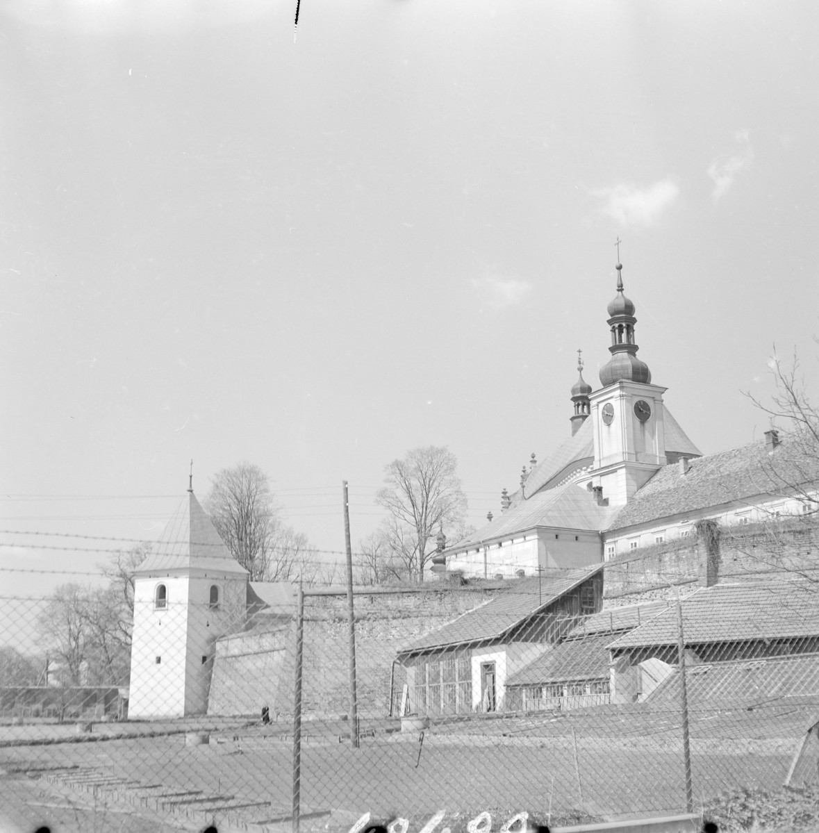 zespoł klasztorny Bernardynów - bazylika pw. Zwiastowania Najświętszej Marii Panny - widok od strony wschodniej, skan 1