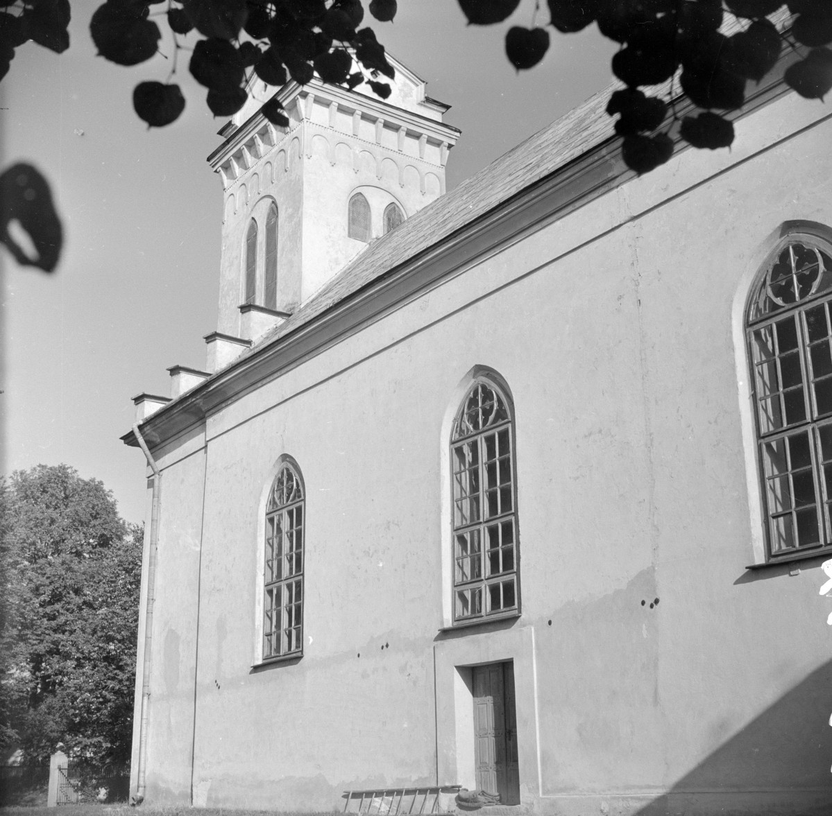 kościół parafialny pw. św. Bartłomieja Apostoła - elewacja południowa fragment, skan 1