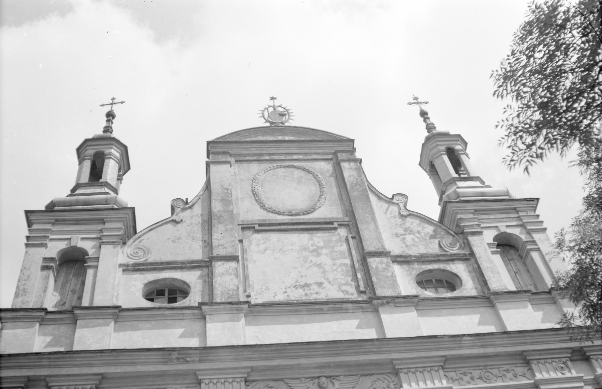 Kościół Wniebowzięcia Najświętszej Maryi Panny - elewacja zach. wysoki szczyt, pilastry., skan 1