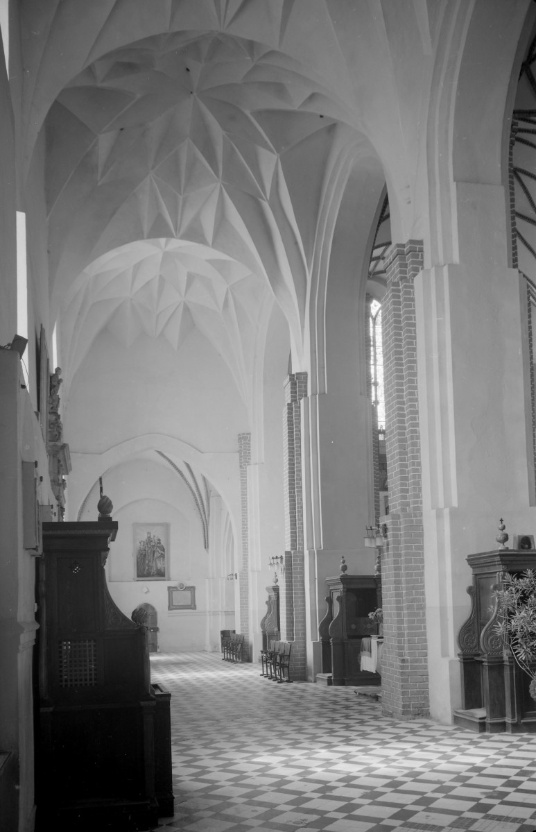 katedra św. Michała Archanioła - wnętrze: nawa boczna, sklepienie krzyżowo żebrowe , skan 1