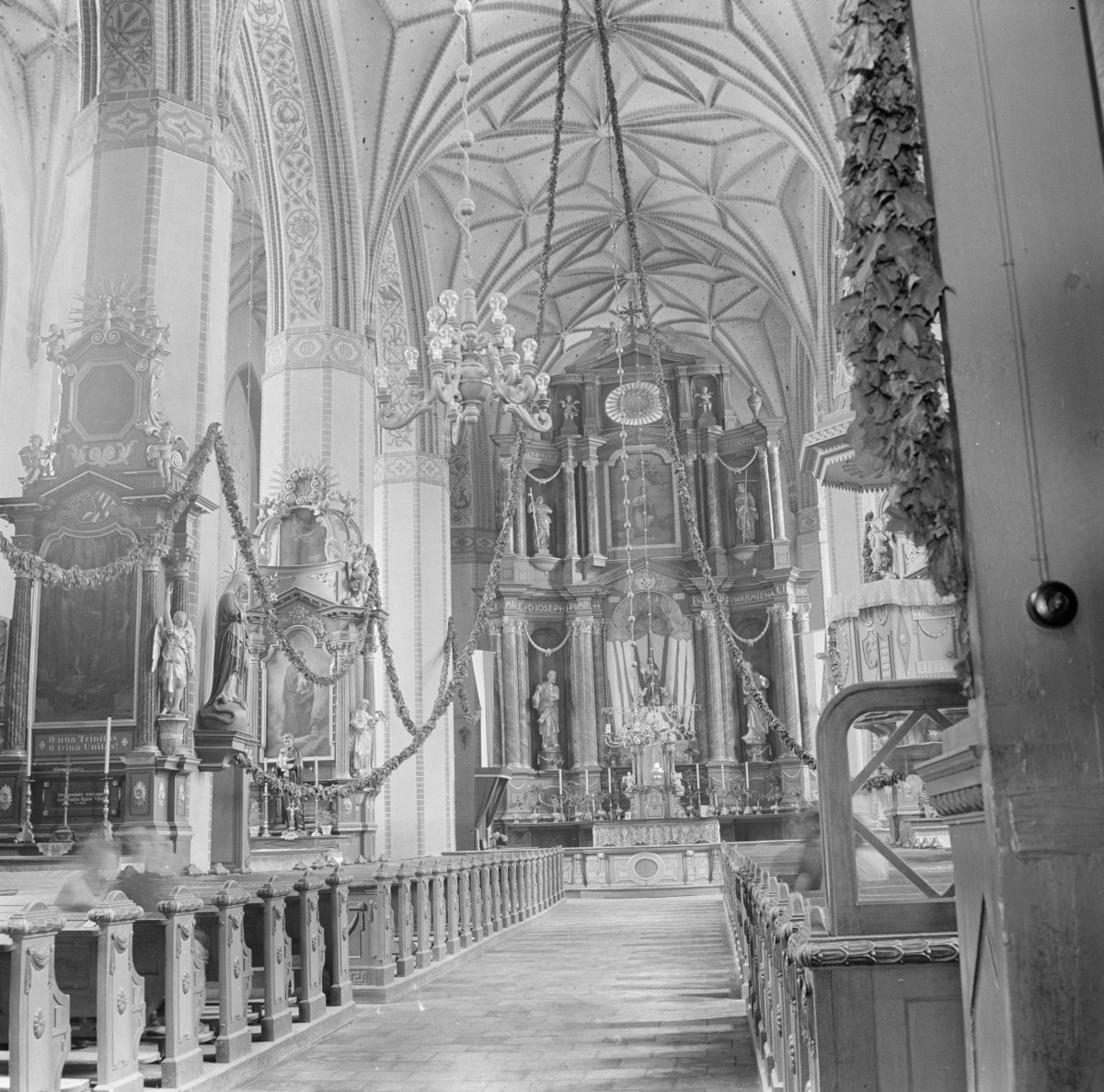 kościół pw. Świętych Apostołów Piotra i Pawła - wnętrze - nawa główna - prezbiterium - ołtarz główny, skan 1