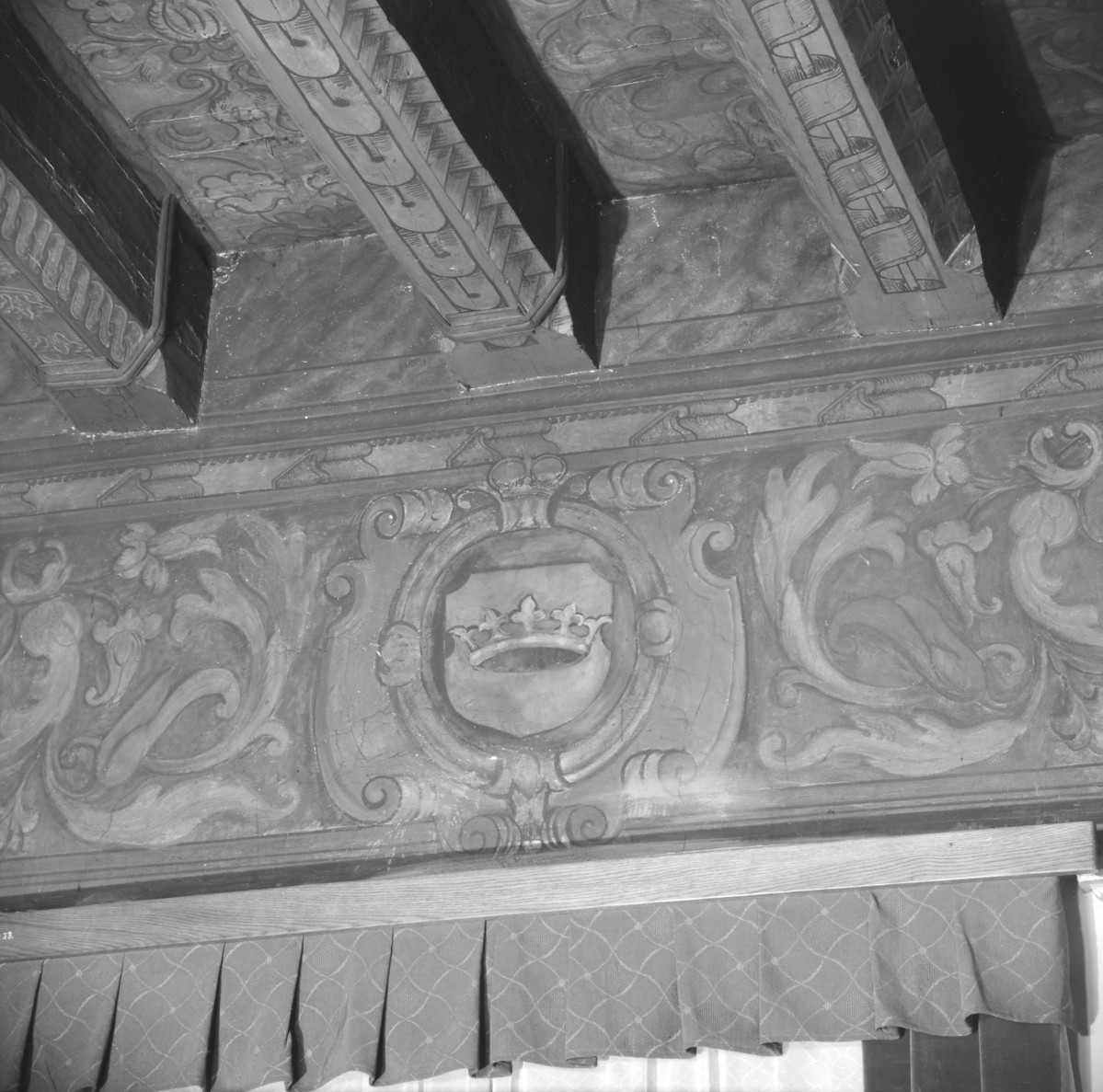 pałac Biskupów Krakowskich - Drugi Pokój Prałatów /I p./ - fragment fryzu - kartusz herbowy z koroną, skan 1