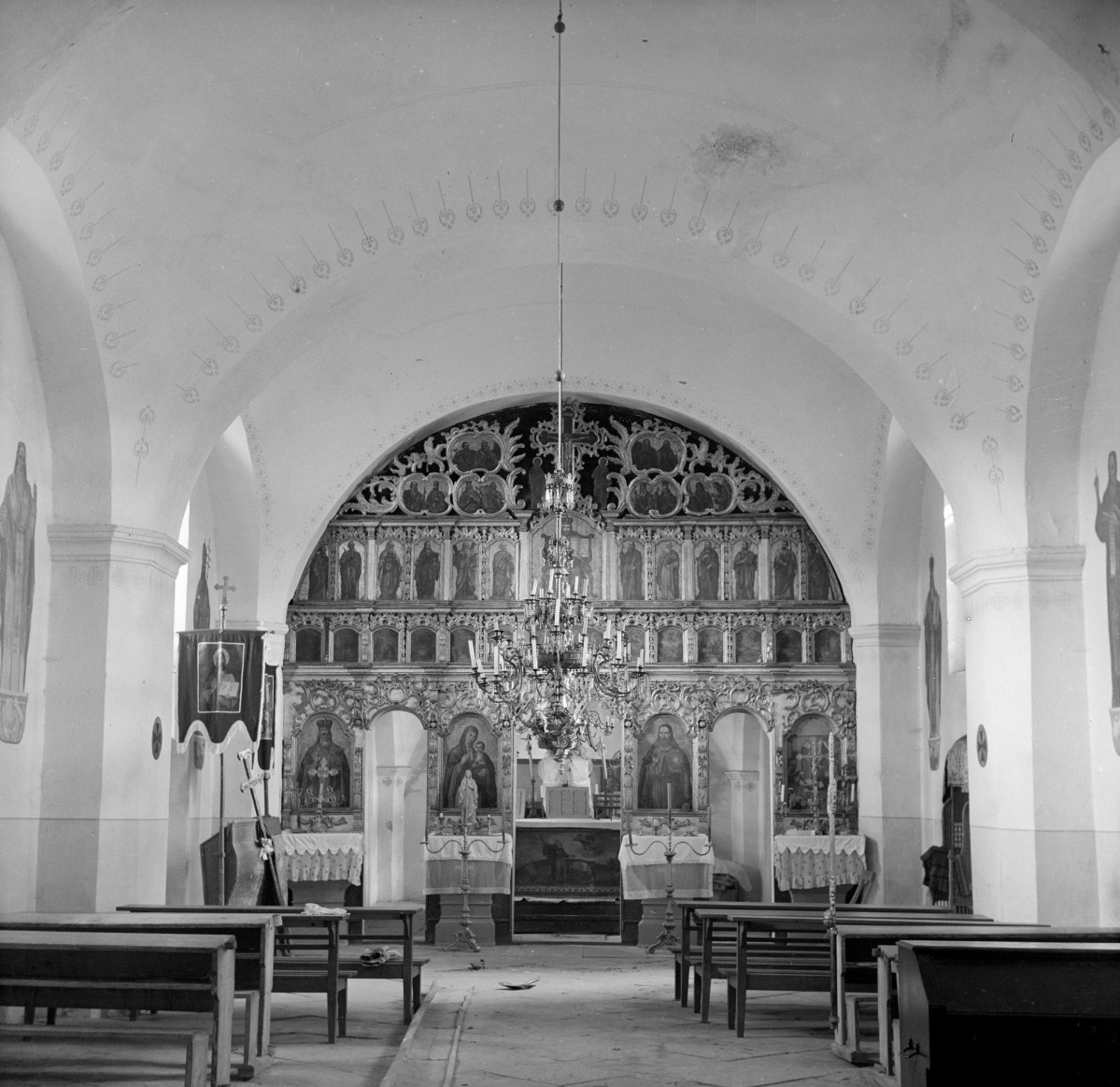 cerkiew greckokatolicka, ob. kościół rzymskokatolicki - wnętrze: widok na ikonostas, skan 1