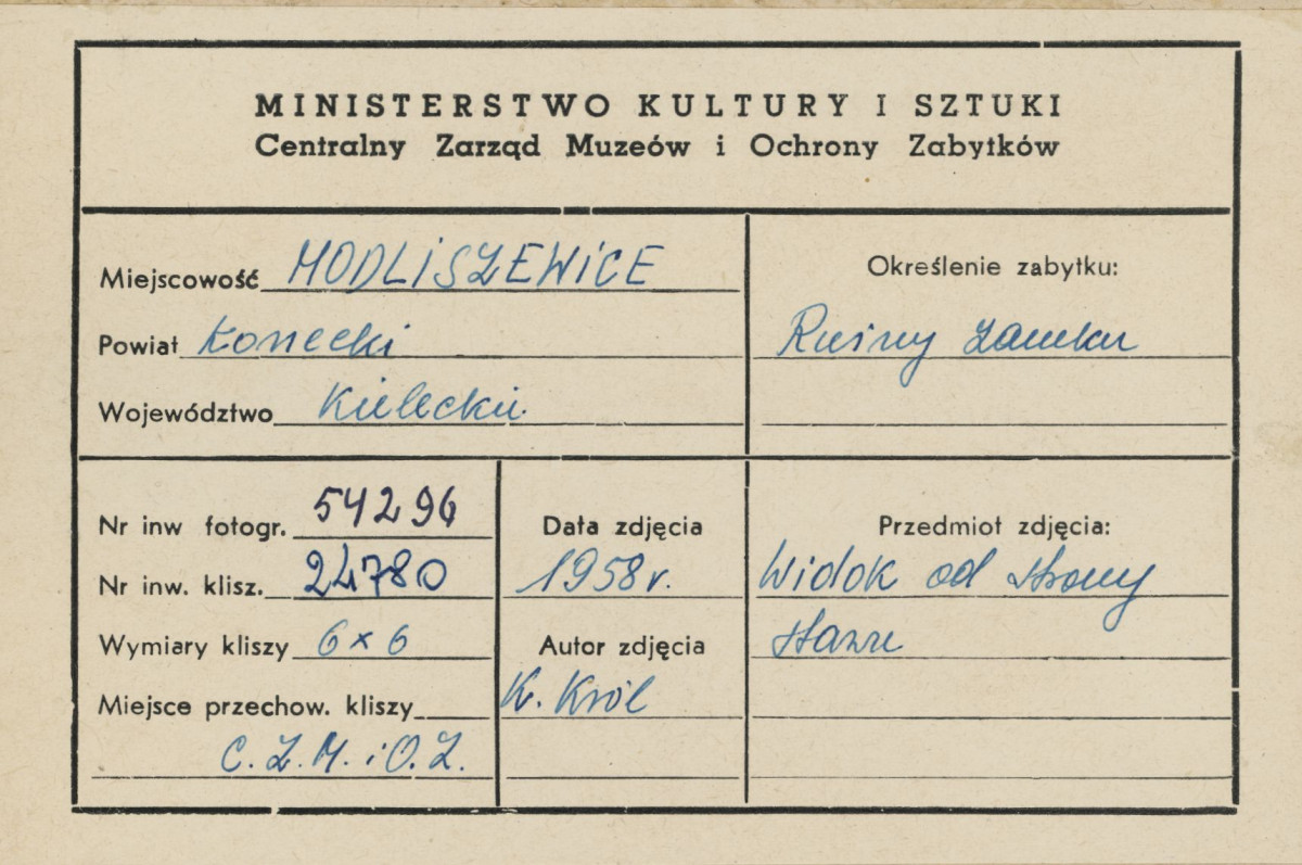 Dwór obronny - widok ogólny ruin od strony płd. - metryczka

, skan 1