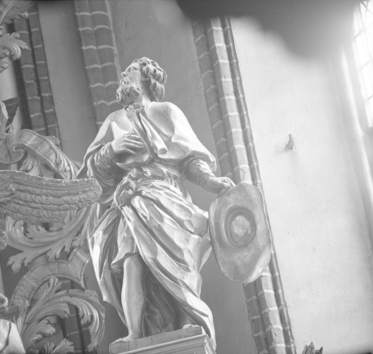 Kościół św. Jan Chrzciciela i św. Jana Ewangelisty - wnętrz kościoła górnego: rzeźba ołtarza głównego, postać św. Rocha., skan 1