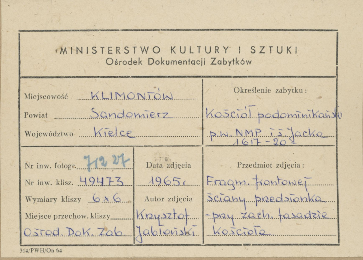 Zespół klasztorny - fragment elewacji przedsionka przy zach. fasadzie kościoła - metryczka, skan 1