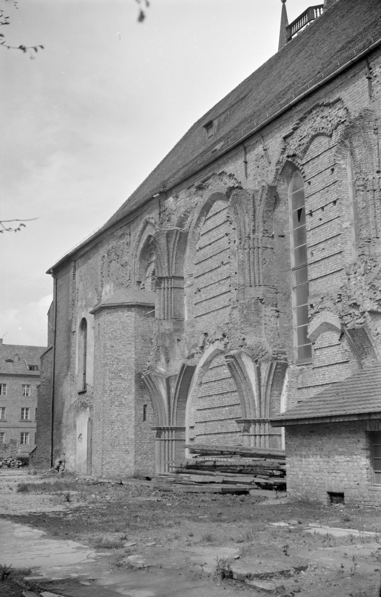 kościół parafialny pw. Wniebowzięcia Najświętszej Marii Panny, kościół farny - elewacja boczna, skan 1