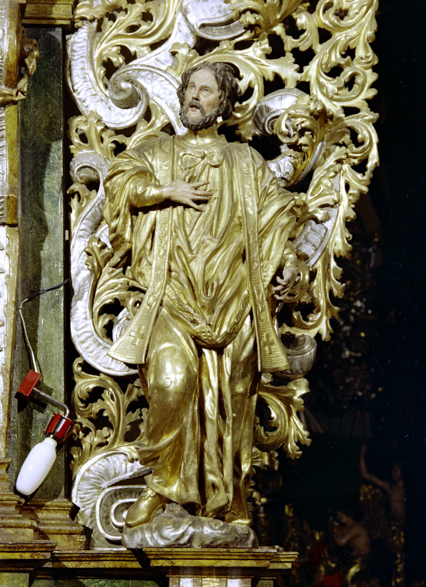 kościół pw. Wniebowzięcia Najświętszej Maryi Panny i św. Mikołaja - wnętrze - ołtarz boczny - fragment z rzeźbą, skan 1