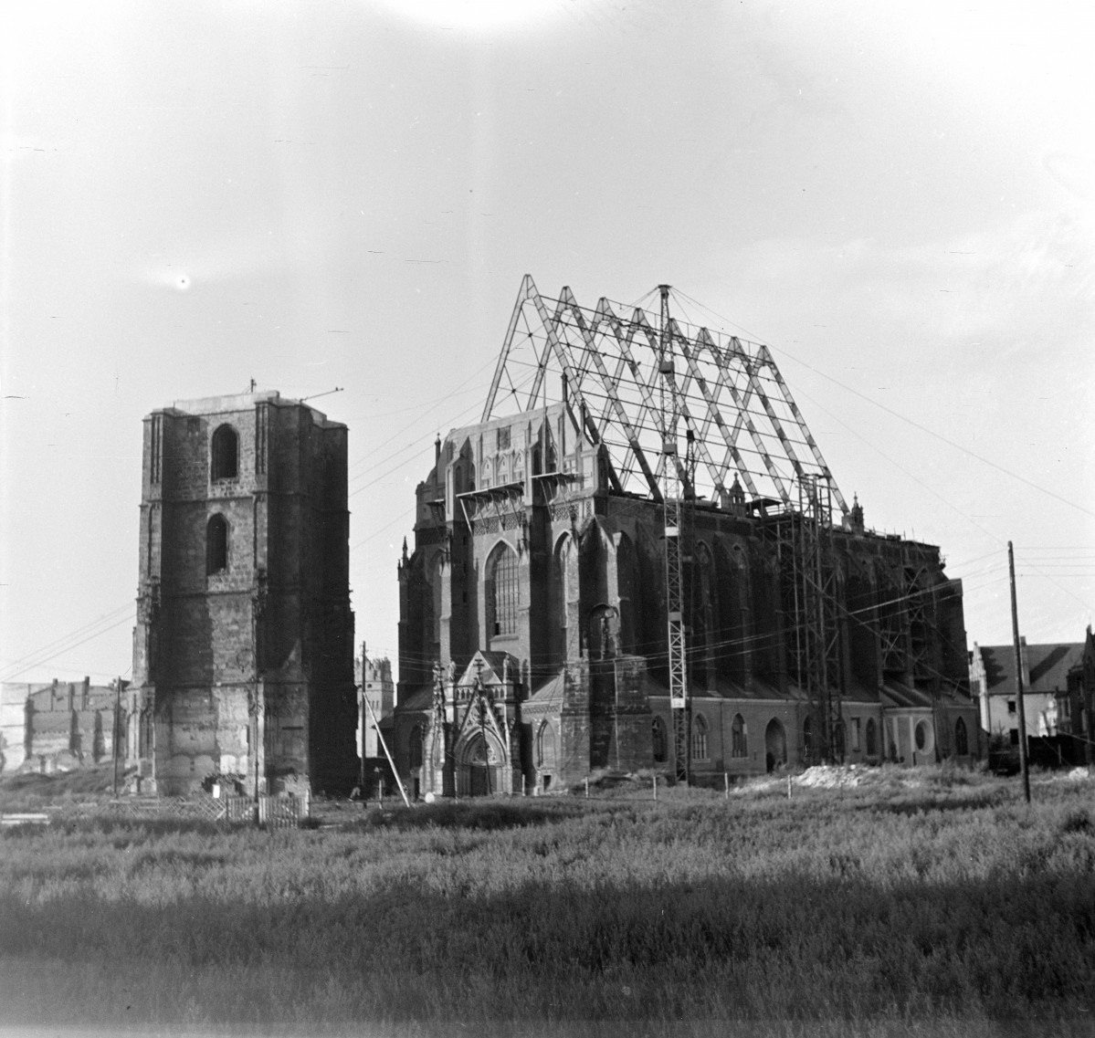 kościół pw. św. Jakuba Apostoła i św. Agnieszki, Dziewicy i Męczennicy - ruina - widok ogólny - odbudowa, skan 1