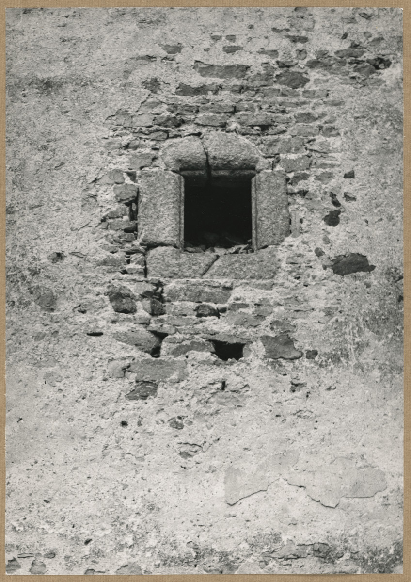 Ruiny zamku biskupów krakowskich - fragment , okno w ścianie płn., skan 1