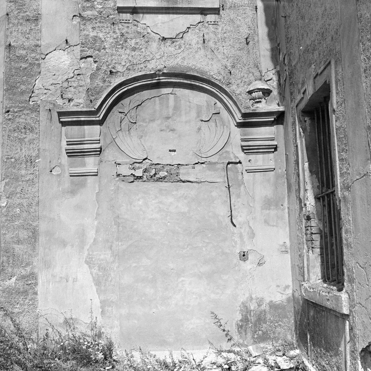 pałac, 1. połowa XVIII w. obecnie szkoła - portal południowy, skan 1