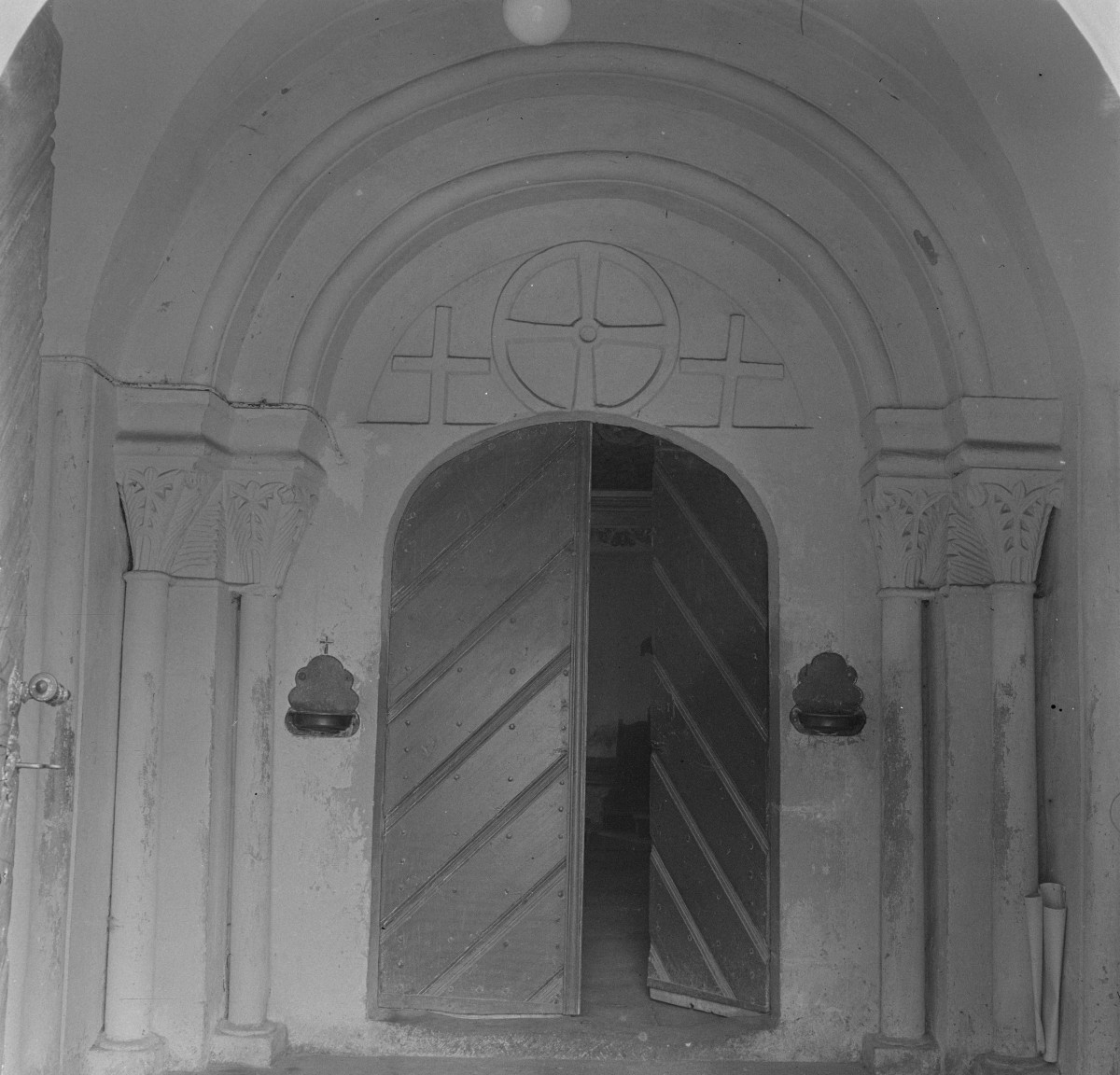 kościół pw. św. Jana Nepomucena - elewacja frontowa - portal zachodni, skan 1