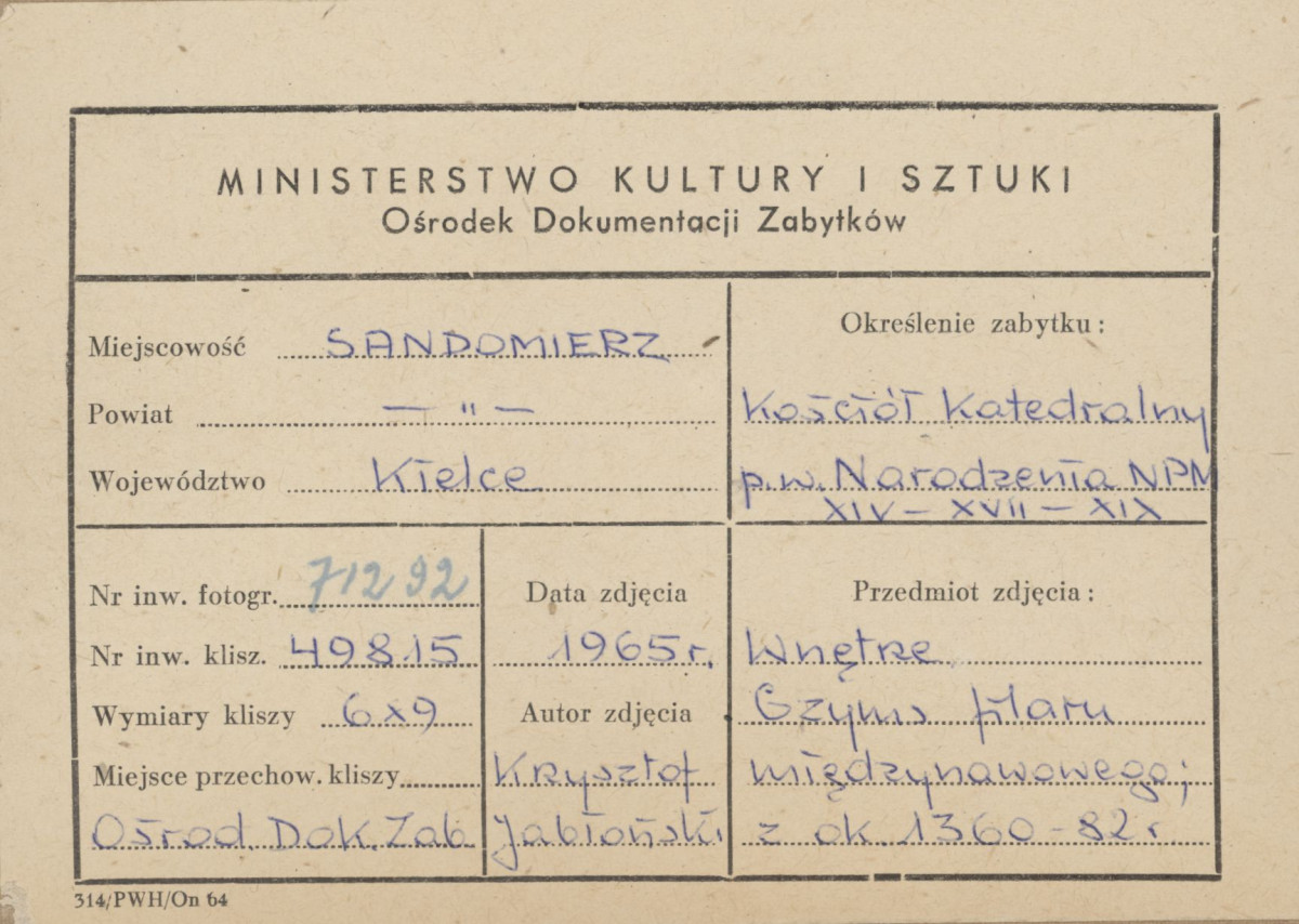  Katedra - wnętrze, widok na głowicę służki i gzyms filaru międzynawowego - metryczka, skan 1